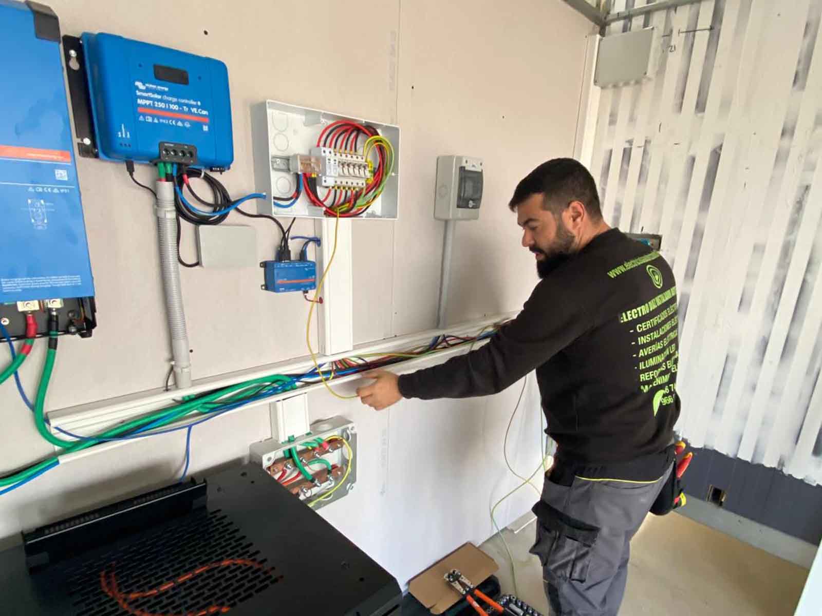 Electricista trabajando en una instalación eléctrica en Alicante
